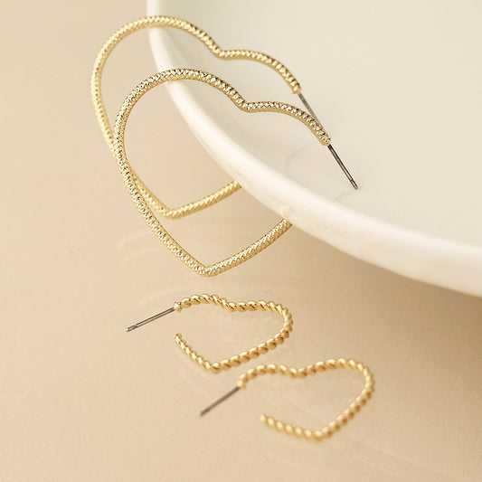 Golden mixed size textured heart earrings