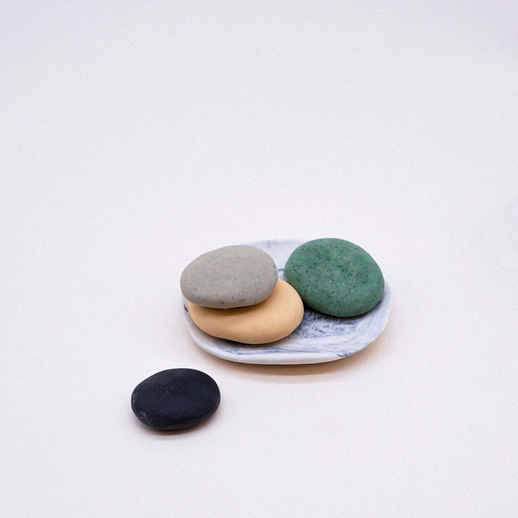 4 Pebble Soaps with Porcelain Dish Set